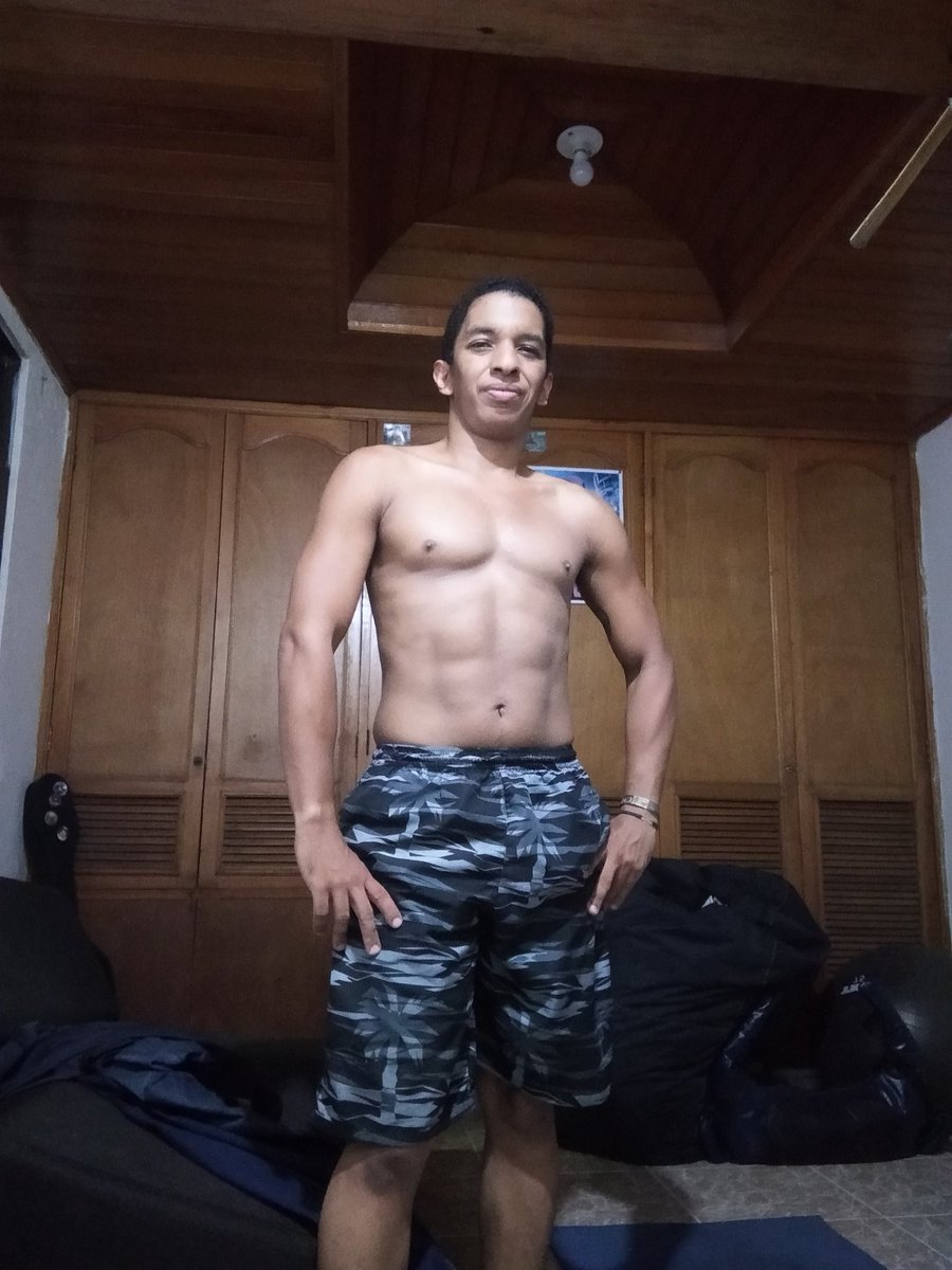renlopezs's tweet photo. Fotos casuales que me gustaron después de entrenar en casa. Así vamos poco a poco buscando crecimiento integral y dando lo mejor cada día #RenFit https://t.co/3xQeJcb1in