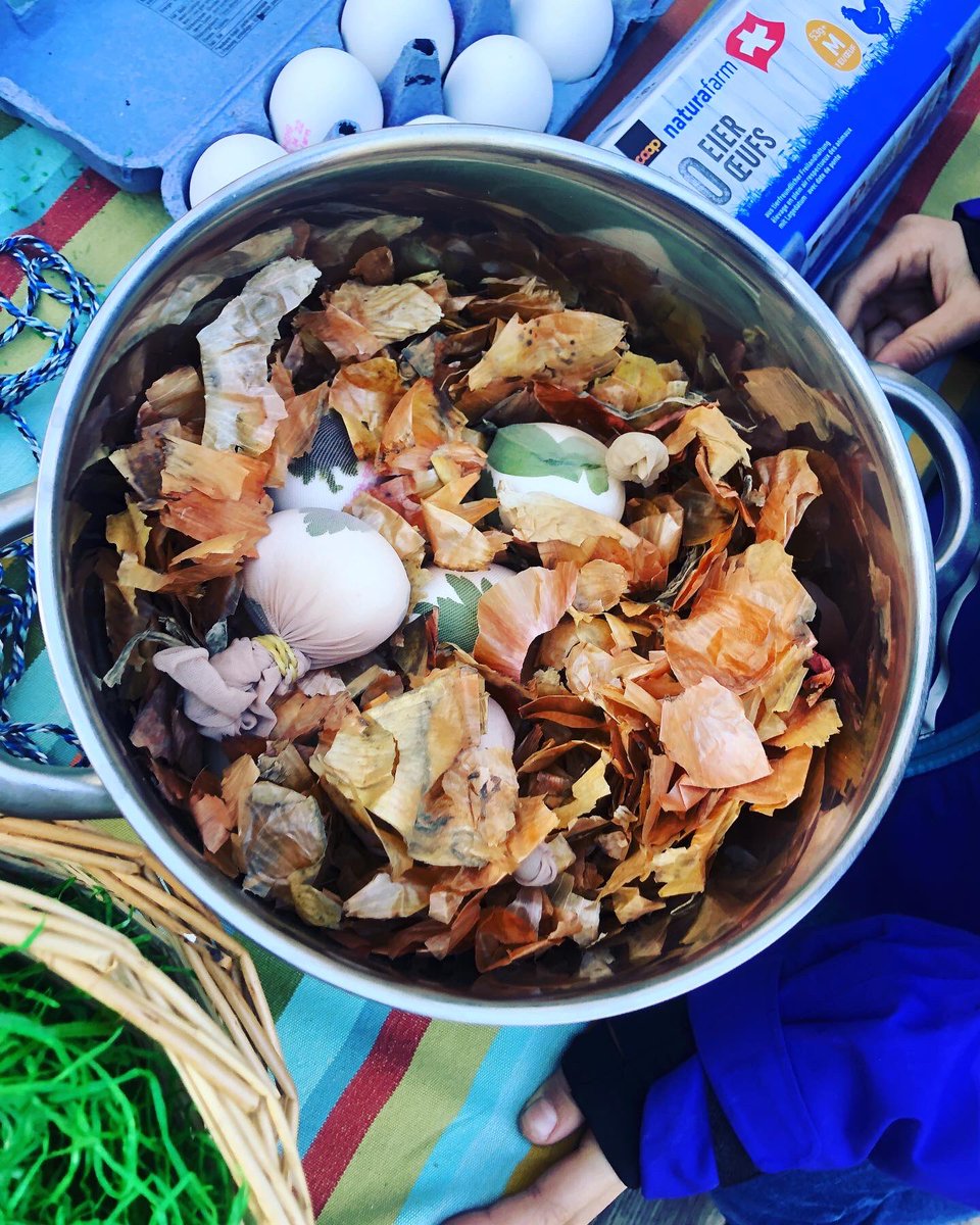 Exploring the process of natural egg dye in the outdoor kitchen #primary #Wald #forestschool #outdoorlearning