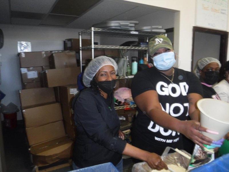 RuoSocialmedia's tweet photo. #KidsAgainstHunger #EXCELLENCE #AKAFWR #AKARUO On Saturday 4/9/2022 Rho Upsilon Omega chapter of Alpha Kappa Alpha Sorority, Inc. along with Kids Against Hunger - Bay Area worked to put together packages of nutritionally complete life-saving meals to share for Global Impact. https://t.co/Z7W2dDNahX
