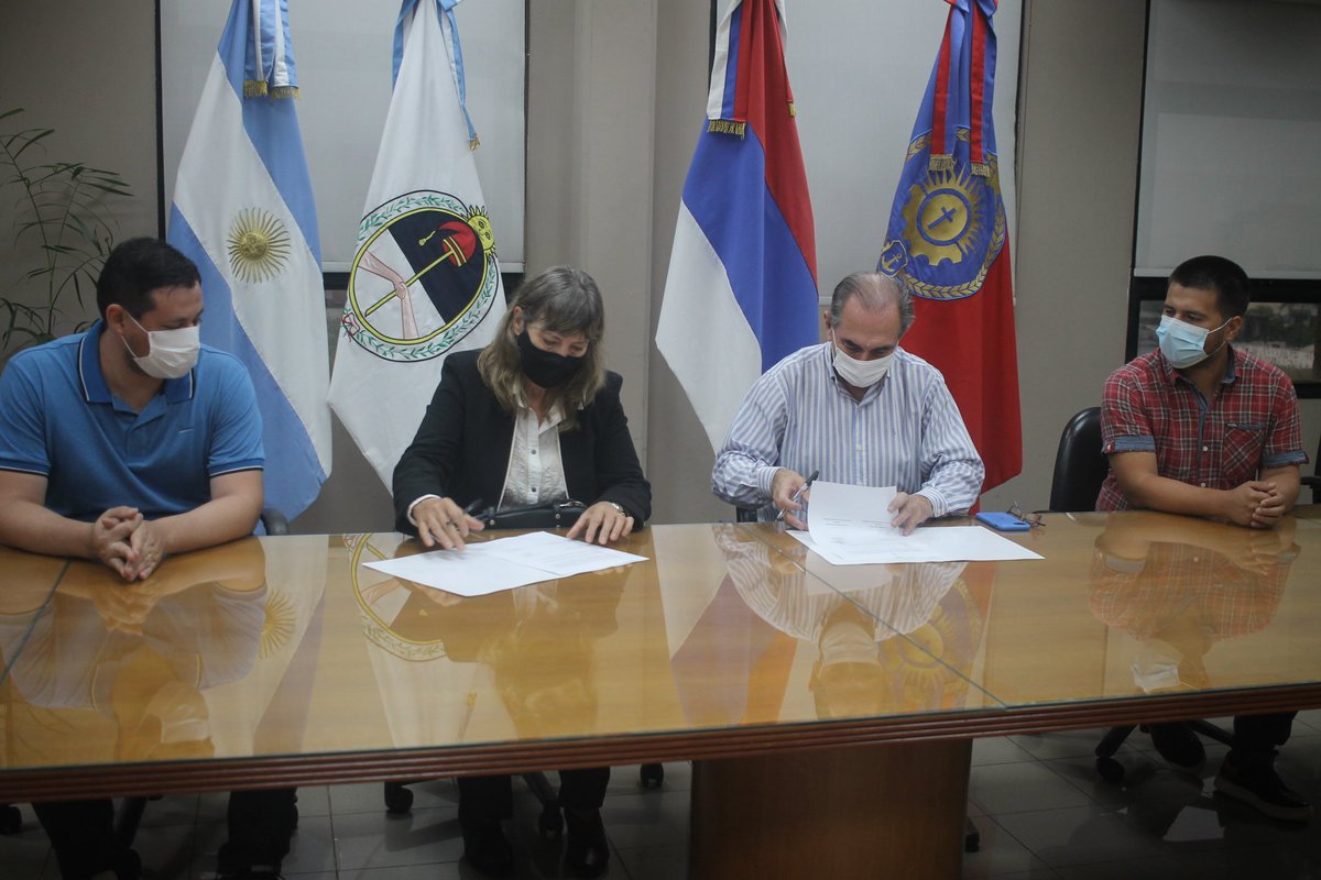 Firmamos un convenio entre la <a href="/muniposadas/">Ciudad de Posadas</a> y la UCAMI, para fortalecer la capacitación de los estudiantes y aprovechar la divulgación científica para el desarrollo de nuestra ciudad.