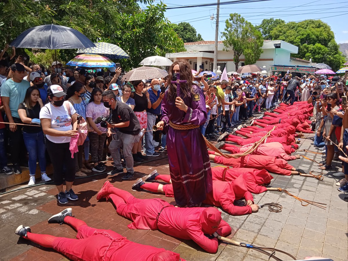 OscarMachon's tweet photo. #SemanaSantaSV | Al final el bien siempre triunfa sobre el mal, los #Talciguines se rinden ante la presencia y poder de Jesucristo.
Texistepeque, Santa Ana, El Salvador #tradiciones 🇸🇻 https://t.co/WToeqThfUe