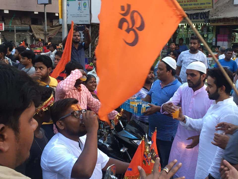 navedchaudhary1's tweet photo. #IndianMuslimsUnderAttack 

All are highlighting violence,
But what we should Highlight about Hindus &amp; Indian Muslims is what happened in Siliguri 

True example of Indian Society ♥️
&amp; This is worth fighting for! 

Hindu Muslim Bhai Bhai!!✊ https://t.co/Otekxa47Pi