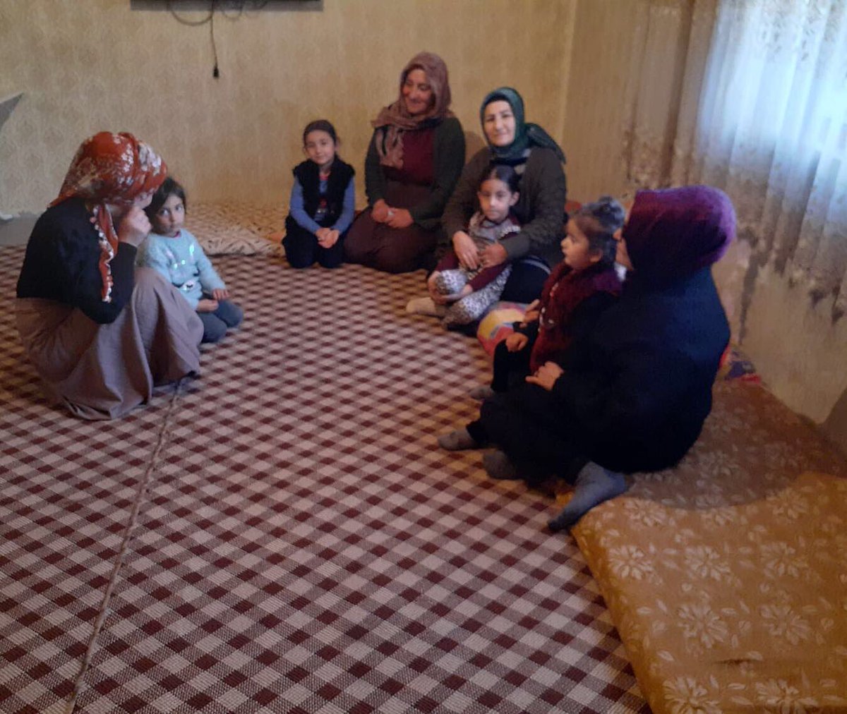 akkadinvann's tweet photo. 📍EDREMİT
📍TUŞBA
➡️Eminpaşa ve Beyüzümü Mahallesi
Tüm çabamız yüzlerde bir tebessüm olabilmek ve gönül soframızı paylaşmaktır.
Y.K Üyelerimiz;
#TülayIŞIK
#HülyaGÖRENTAŞ
#MüyesserBAYTAR
#ZülfiyeAKSOY,
#BAYSAL
#CABAL
Ailelerini ziyaret ederek Gönül sofralarına misafir olduk. https://t.co/GZj45UVfMo