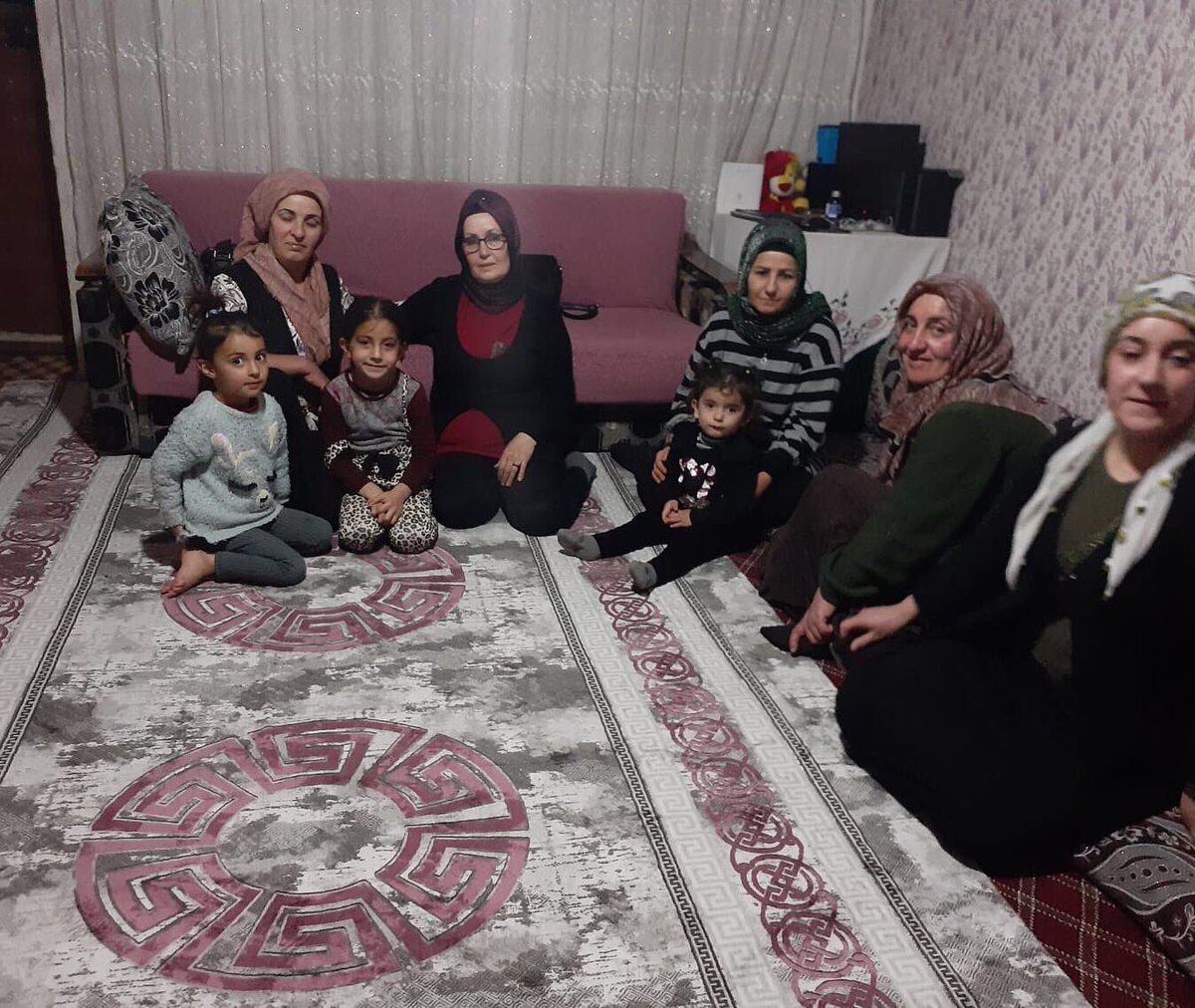 akkadinvann's tweet photo. 📍EDREMİT
📍TUŞBA
➡️Eminpaşa ve Beyüzümü Mahallesi
Tüm çabamız yüzlerde bir tebessüm olabilmek ve gönül soframızı paylaşmaktır.
Y.K Üyelerimiz;
#TülayIŞIK
#HülyaGÖRENTAŞ
#MüyesserBAYTAR
#ZülfiyeAKSOY,
#BAYSAL
#CABAL
Ailelerini ziyaret ederek Gönül sofralarına misafir olduk. https://t.co/GZj45UVfMo