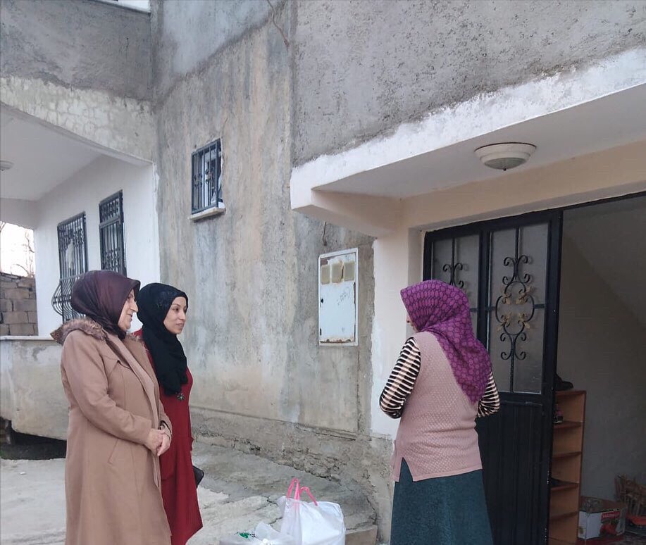 akkadinvann's tweet photo. 📍EDREMİT
📍TUŞBA
➡️Eminpaşa ve Beyüzümü Mahallesi
Tüm çabamız yüzlerde bir tebessüm olabilmek ve gönül soframızı paylaşmaktır.
Y.K Üyelerimiz;
#TülayIŞIK
#HülyaGÖRENTAŞ
#MüyesserBAYTAR
#ZülfiyeAKSOY,
#BAYSAL
#CABAL
Ailelerini ziyaret ederek Gönül sofralarına misafir olduk. https://t.co/GZj45UVfMo