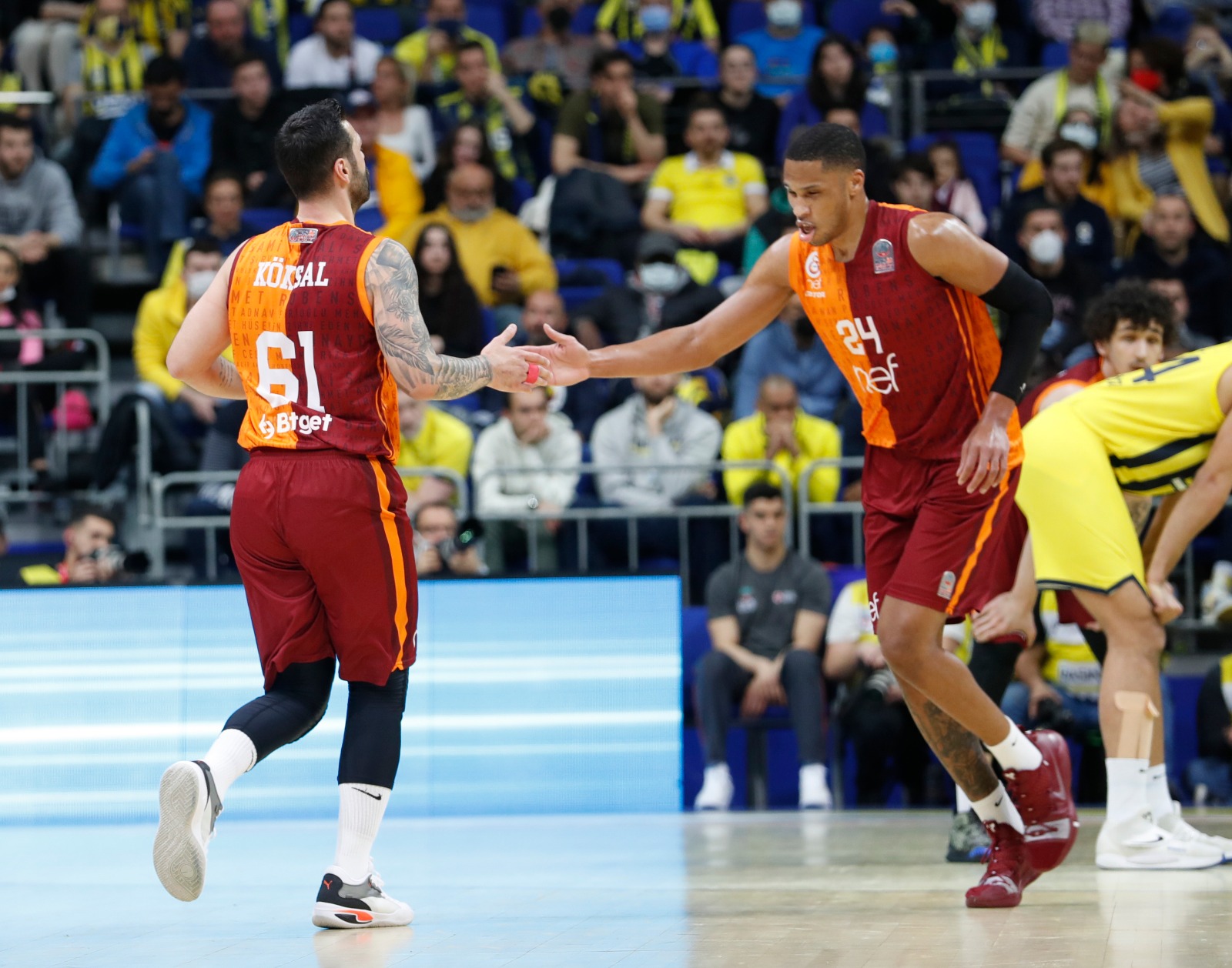 Fenerbahçe Beko-Galatasaray NEF maçında Göksenin Köksal kenara gelirken