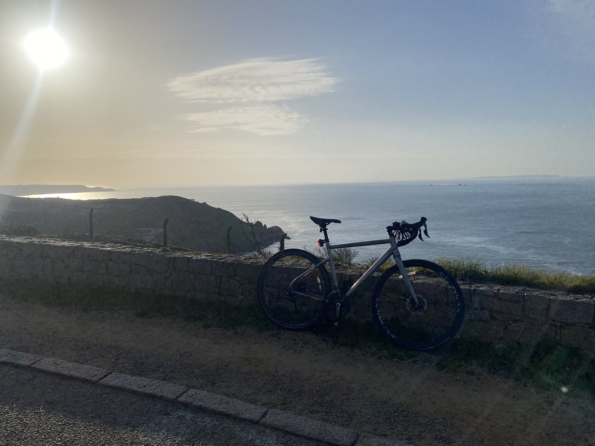 LeoSheridan5's tweet photo. Loving the Spring evenings #cycling #sunsets #springevenings https://t.co/1lZIY6qKsv