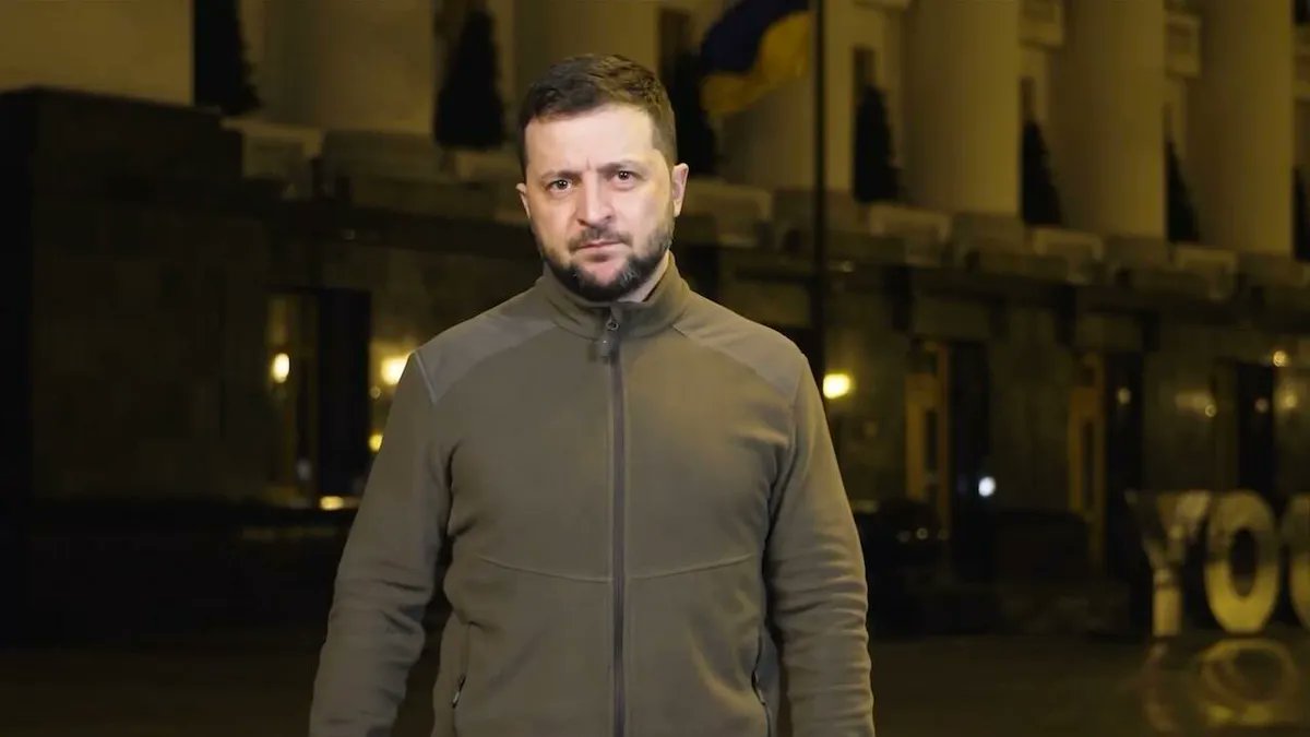 El parlamento italiano se negó a escuchar el discurso de Zelensky.  Casi todos los senadores abandonaron el recinto durante su discurso, la semana pasada, los parlamentarios de Grecia se molestaron al ver a Neonazi al que Zelenski dio la palabra.
 La gente se está hartando.