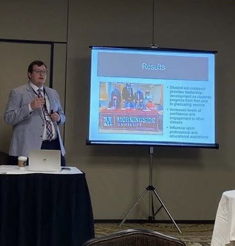 Congrats to the Day Center Fellows who presented at this year’s #MPSA conference in Chicago! You did a fantastic job &amp; make us all #MsideProud! 🎉
S/O to <a href="/pete_sam/">Sam Peterson</a> for his research &amp; presentation on the #MorningsidePoll
<a href="/MorningsideEdu/">Morningside University</a> #MPSA2022