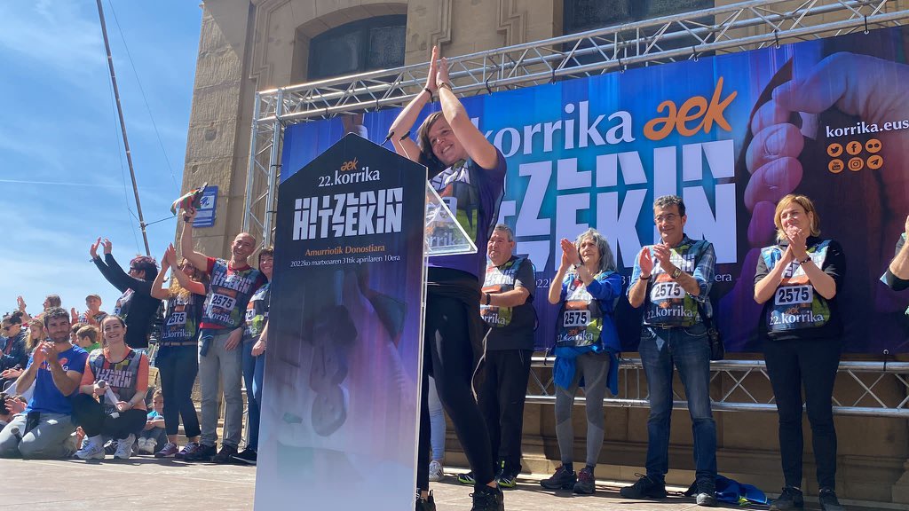 paulbilbao's tweet image. After eleven days of non-stop running, under snow, ice and sun. After covering the whole of the Basque Country over 2,575 km. Korrika arrived in Donostia, where thousands of people were waiting for it. Kontseilua handed over the baton at the last kilometre to the organisers