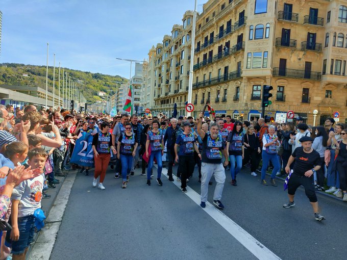 paulbilbao's tweet image. After eleven days of non-stop running, under snow, ice and sun. After covering the whole of the Basque Country over 2,575 km. Korrika arrived in Donostia, where thousands of people were waiting for it. Kontseilua handed over the baton at the last kilometre to the organisers