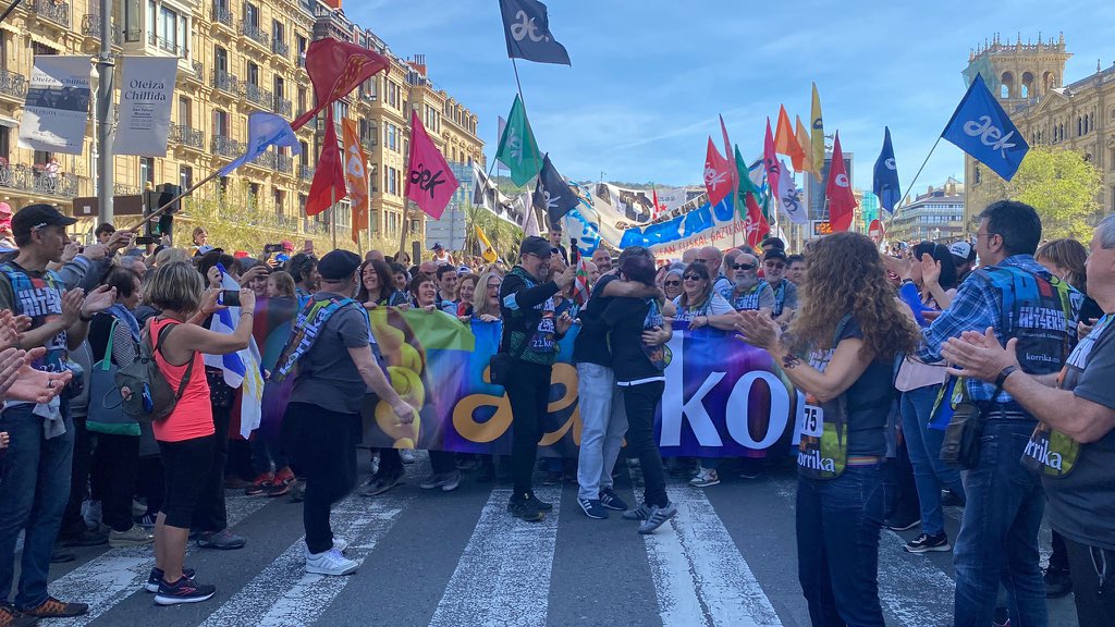 paulbilbao's tweet image. After eleven days of non-stop running, under snow, ice and sun. After covering the whole of the Basque Country over 2,575 km. Korrika arrived in Donostia, where thousands of people were waiting for it. Kontseilua handed over the baton at the last kilometre to the organisers