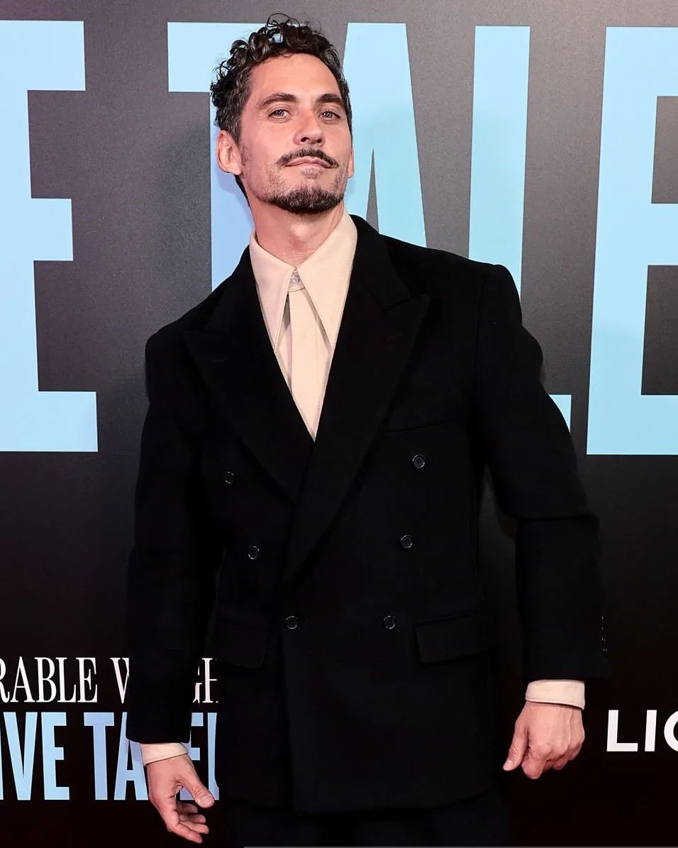 pacoIeon's tweet photo. Paco León en la premiere de "The unbearable weight of massive talent" 💛 https://t.co/gPaJrUoX99