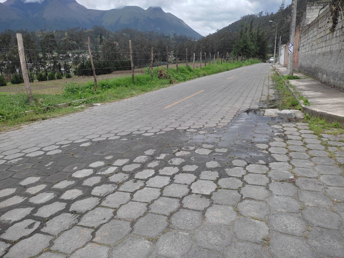 Fuga de agua en la Cdla.Rumiñahui ( está algunos días ) por favor su gentil atención <a href="/EmapaOtavalo/">EMAPAO Otavalo</a> <a href="/GADOtavalo/">Alcaldía Ciudadana de Otavalo</a>