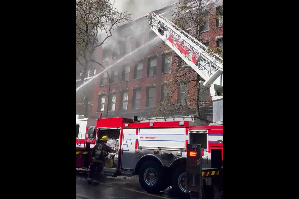 HAPPENING NOW: A large fire has broken out at a building in #Vancouver’s Gastown neighbourhood bit.ly/3jx2epC