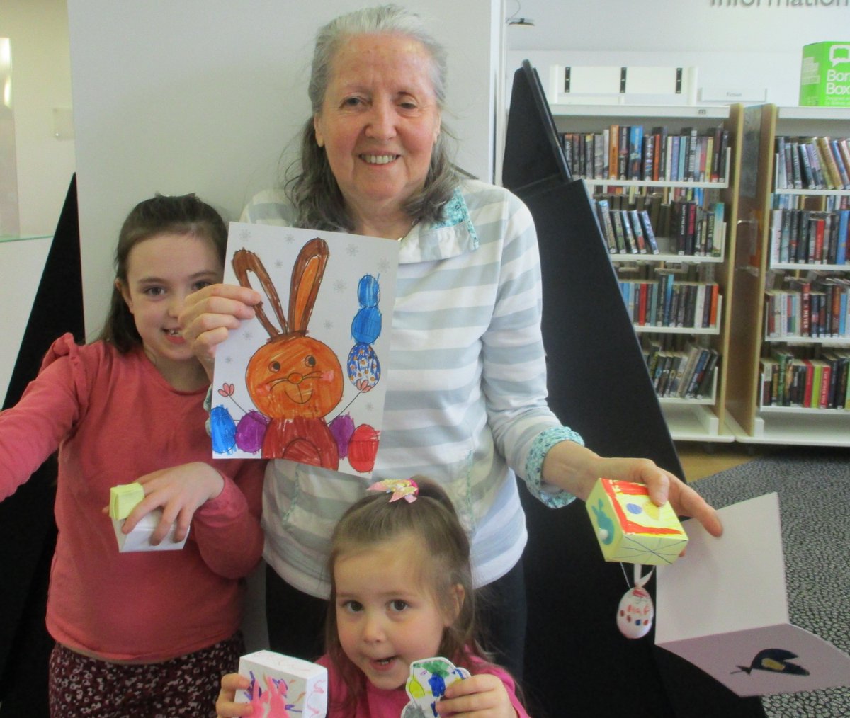 LancsLibraries's tweet photo. 🐣 Thanks to our volunteer Sheila for running a fun #Easter  craft event at #OswaldtwistleLibrary
Freya and Sofia both had a great time making an Easter chocolate boxes and fridge magnets.
#LibraryVolunteers https://t.co/EPgDc4TvBS