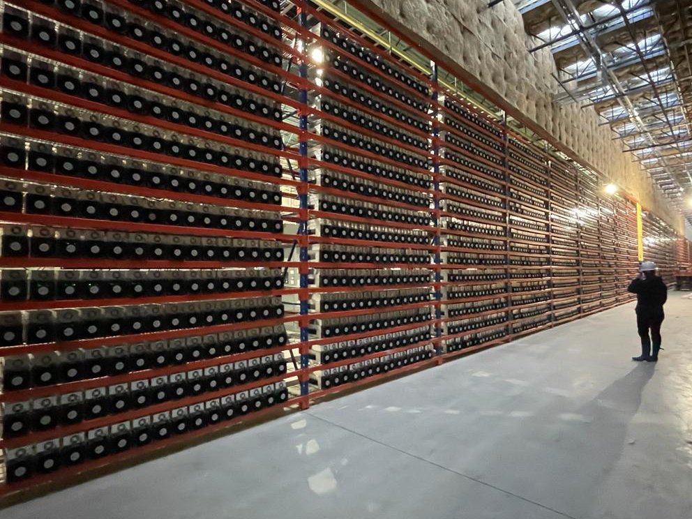 keelinfra_'s tweet photo. 🔛 More miners coming online at Leger tonight!

🚀 #BITF $BTC #BitcoinMining #Blockchain #NasdaqListed https://t.co/o7FFJosG0G