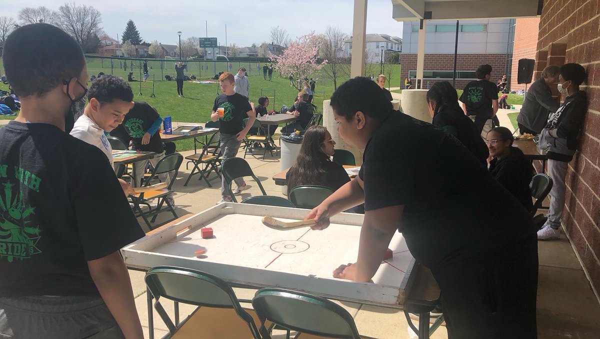 NEMScommunity's tweet image. Work hard; play hard! @BASDnortheast students who earned membership to the Proud Society by being good school citizens are enjoying a well-deserved fun day! #NEproud @dwynnburger @NETV_News @BethlehemAreaSD