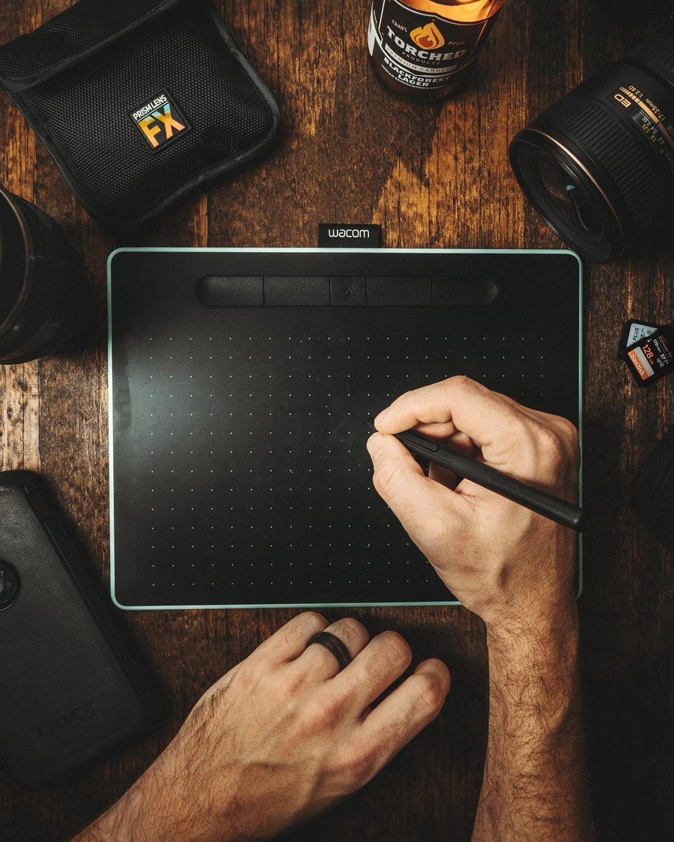 WacomEspanol's tweet photo. POV: tu gadget favorito para ponerte creativo 😎
Usas #WacomIntuos para retoque y edición de fotos?
Imagen por @BlackOwlPhotog1 🖤 📸 ✍️
#Intuos #wacomSG #tabletawacom #tabletadigital #wacomworkspace #escritoriowacom https://t.co/HKxYGr6rcj