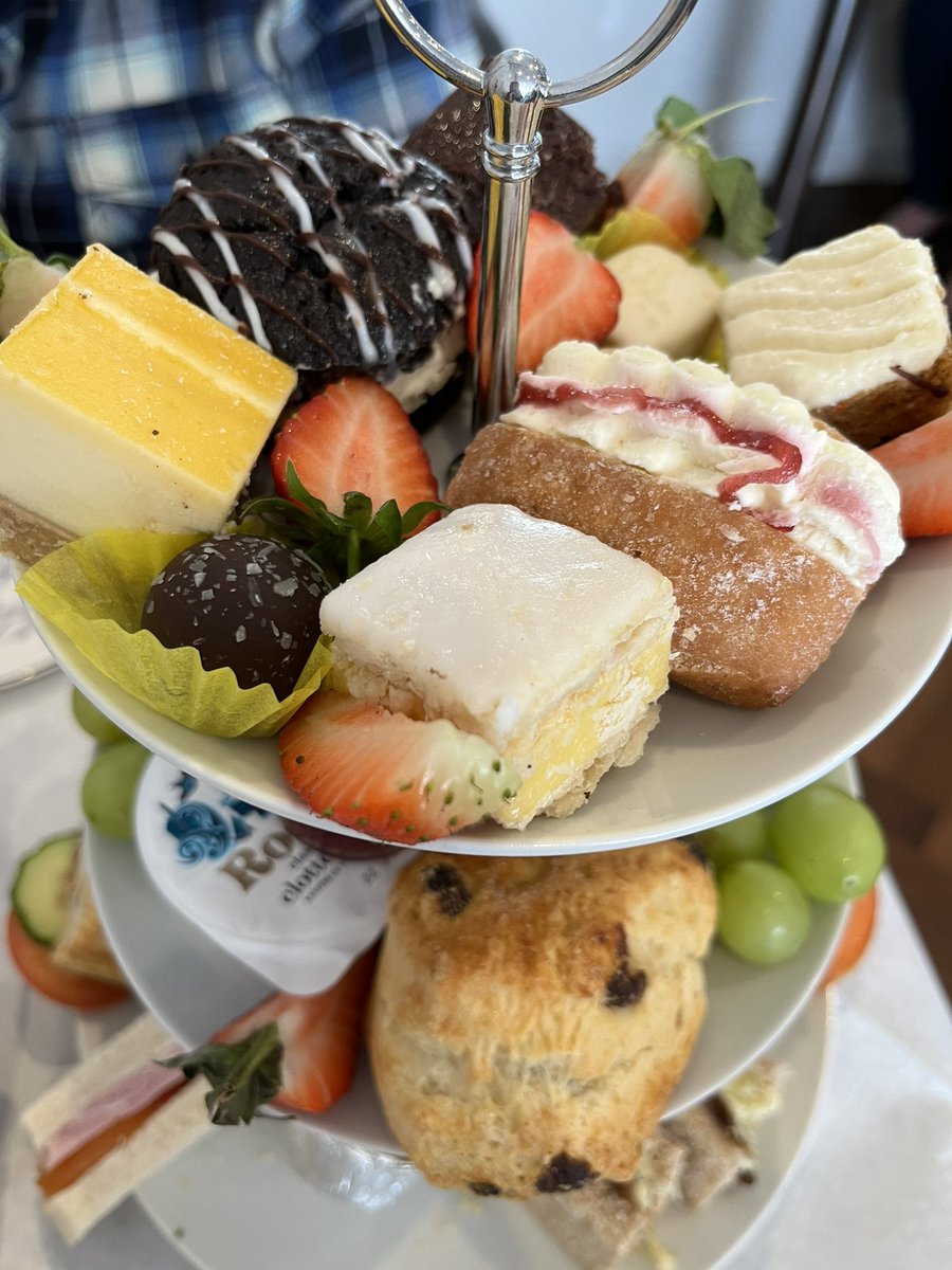 Best start to the Holidays… Afternoon Tea with mom ☕️🫖🧁🍰🍓