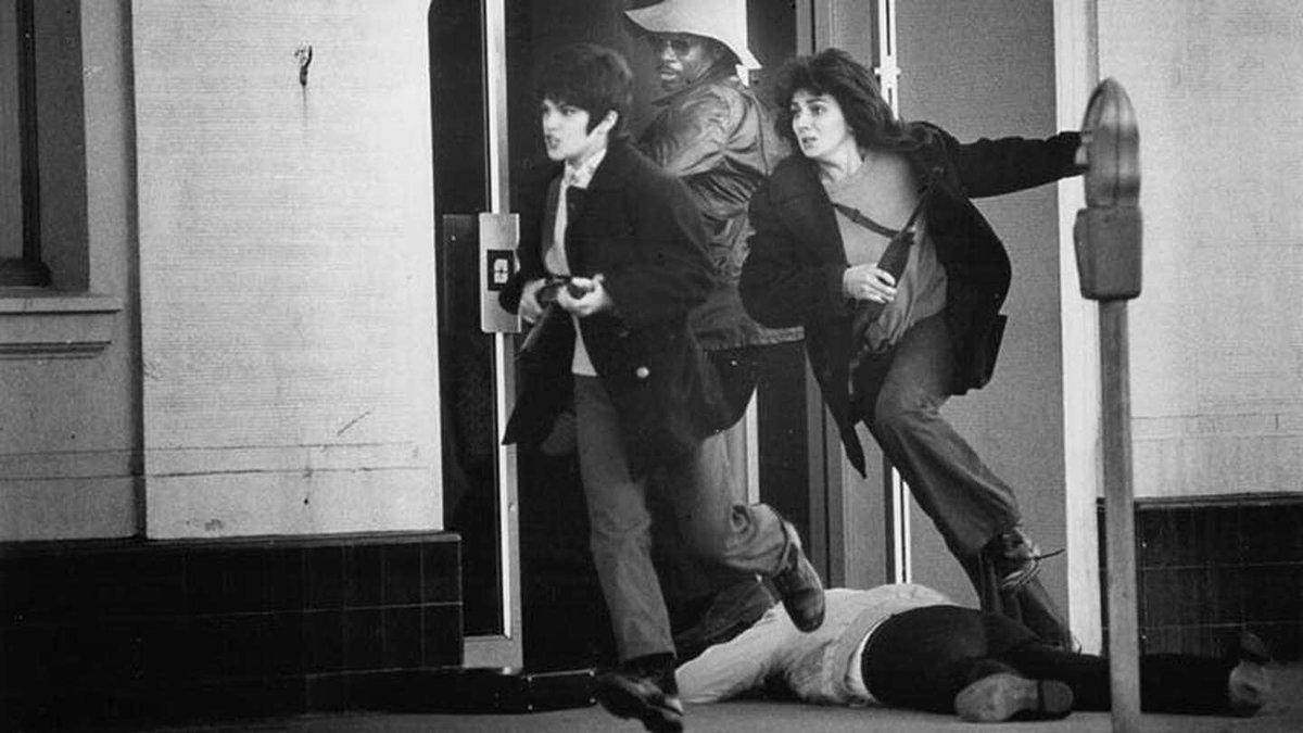 RViaute's tweet image. Una gema preciosa de fotoperiodismo. 15 de abril de 1974, ciudad de San Francisco, California, Estados Unidos: la multimillonaria Patricia Hearst, heredera de un emporio periodístico, participando del asalto a una sucursal del banco Hibernia. Se desconoce el nombre del autor.