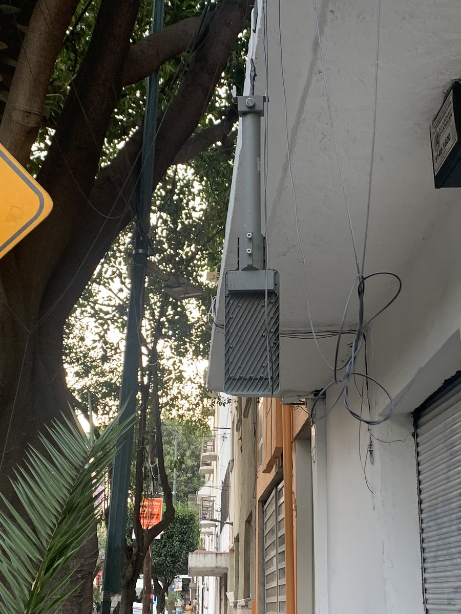 maritzamena's tweet photo. @AccionesBJ @SolucionesBJ Podrían arreglar la lámpara que está en Arizona esq. Pensilvania en la Nápoles, podaron el árbol y la tiraron https://t.co/6WBafguXvP