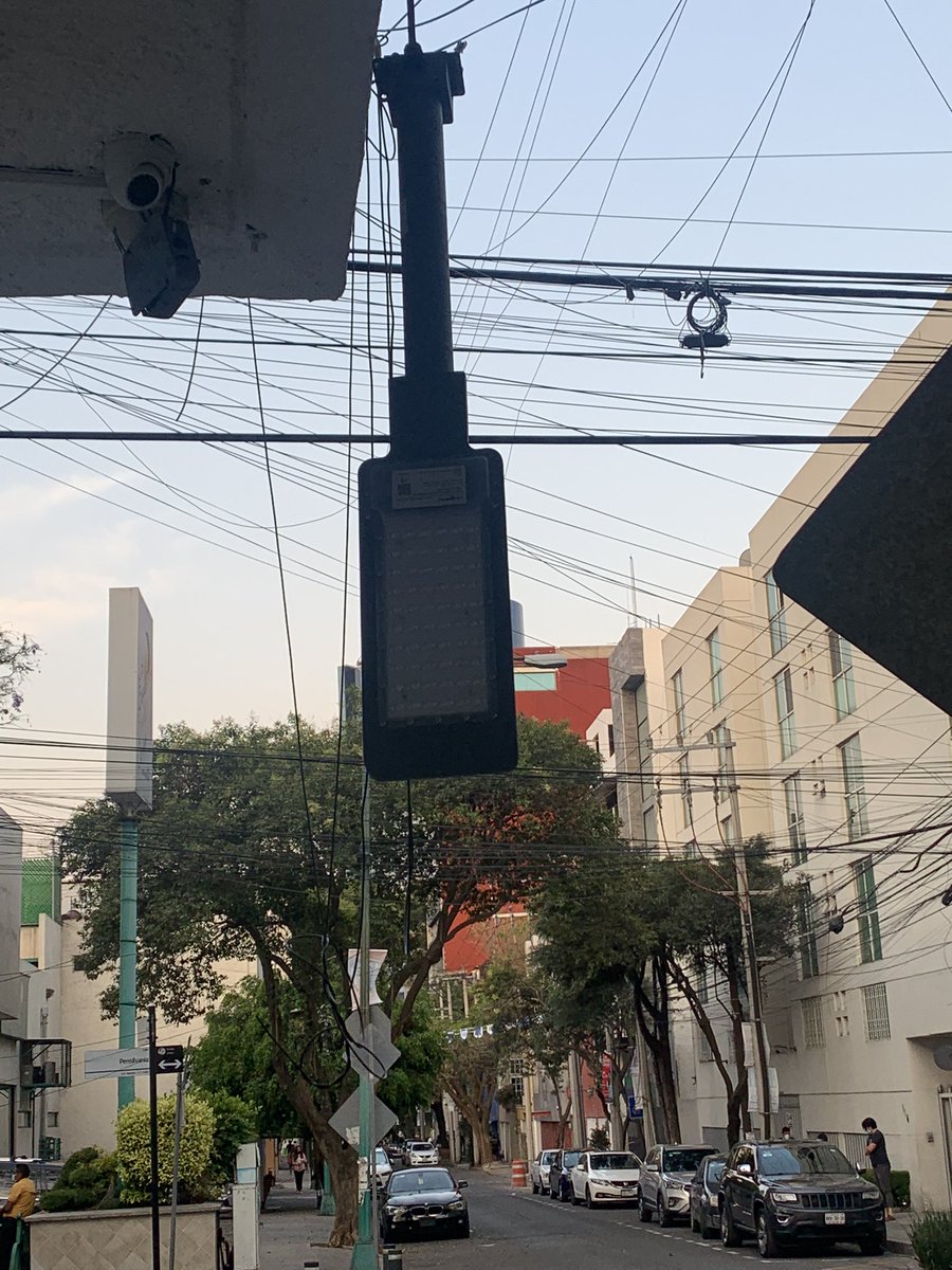 maritzamena's tweet photo. @AccionesBJ @SolucionesBJ Podrían arreglar la lámpara que está en Arizona esq. Pensilvania en la Nápoles, podaron el árbol y la tiraron https://t.co/6WBafguXvP