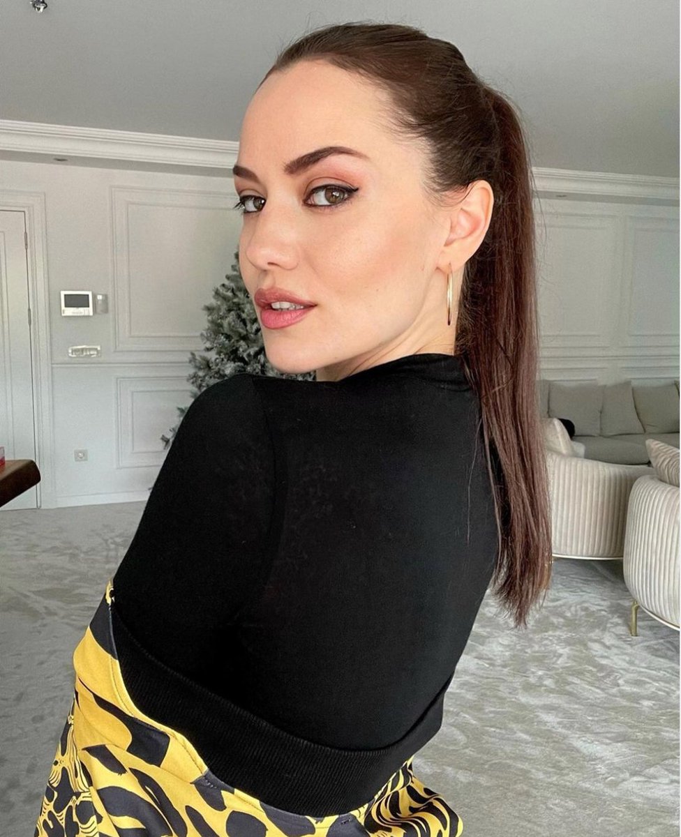 gossipselgibi's tweet photo. Fahriye Evcen, kısa sürede fit bir vücuda kavuşma sırrını anlattı;

• Un, tuz, şekerden uzak durdum.
• Sebze ve protein ağırlıklı beslendim.
• Günde 2 Lt su tükettim.
• Ödem atan sular tükettim.
• Evin alt katını spor salonuna çevirdim.
• Günaşırı pilates yaptım. https://t.co/0O505XvTBg