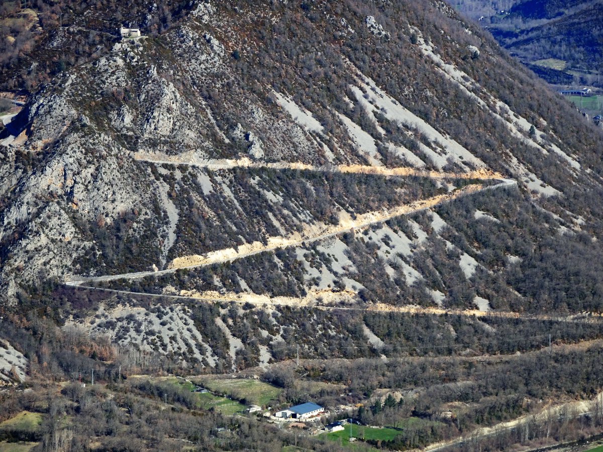 HCarreteras's tweet photo. La mayor marca del Zorro que conozco: la carretera de Castejón de Sos a Chía. https://t.co/YAfyQM8xTI