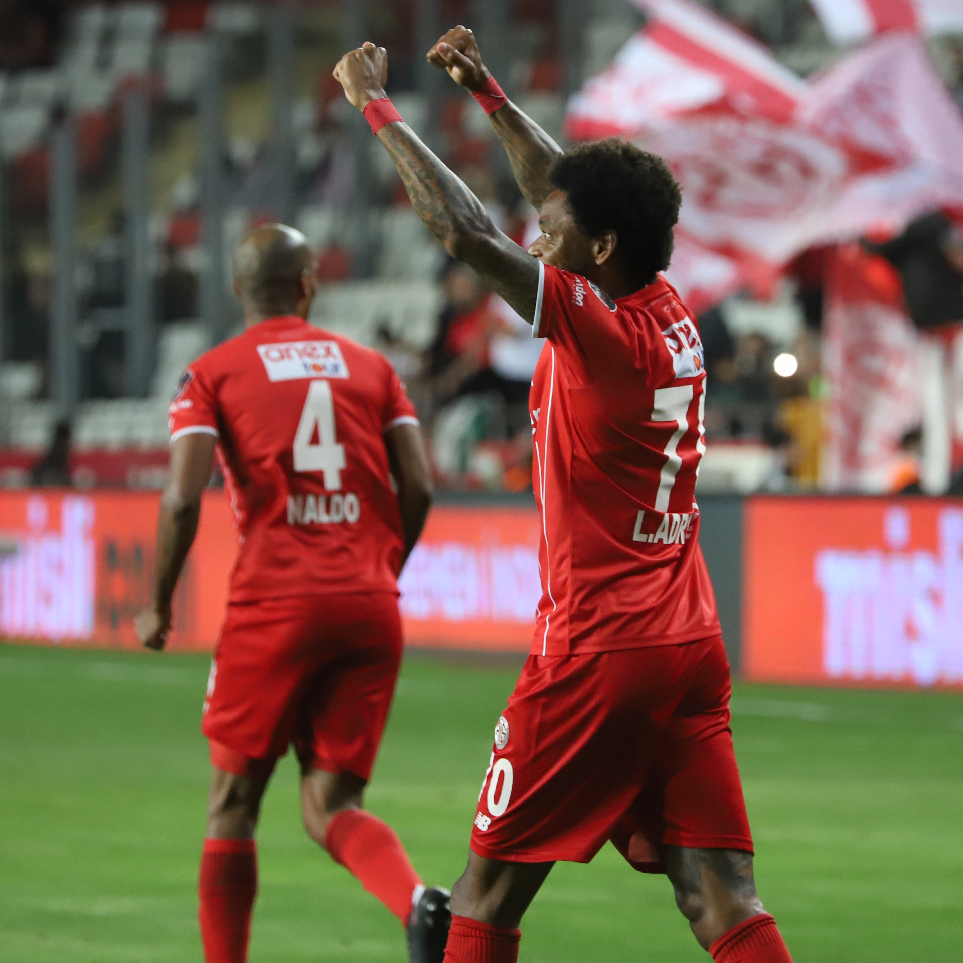 Antalyaspor-Hatayspor maçında Antalyalı oyuncuların gol sevinci