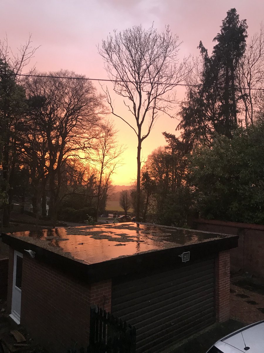 alanlparker's tweet photo. Quite the sky from my study window this evening. Accompanied by some epic birdsong too! #Cowbridge #EveningHours https://t.co/HwqtsCCOGS