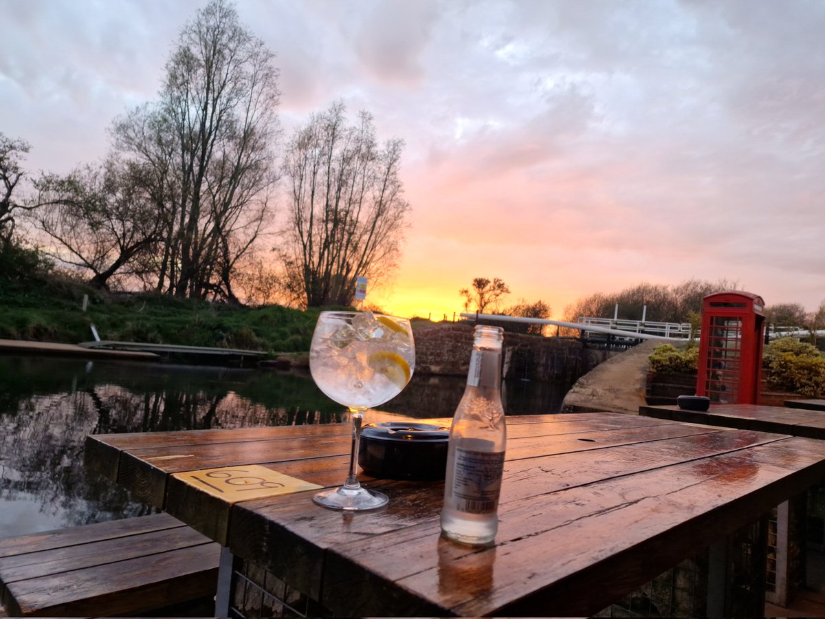 GklaSci's tweet photo. Had to stop for one #Exeter #DoubleLocks #GnT https://t.co/AHOQ3A0Bya