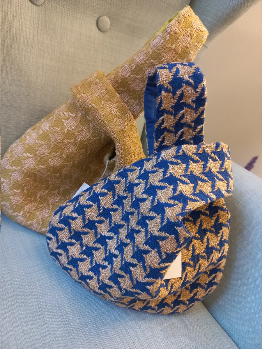 LaBallerinaBia1's tweet photo. Un weekend con le amiche e la voglia di regalare qualcosa di speciale: la mia cliente ha scelto la deliziosa #knotbag che ho realizzato con un tessuto #Chanel #pieddepoule #verde🥑 e #blu💙
Tutte le borse della collezione #LBB sono disponibili in negozio o su ordinazione 🥰 https://t.co/LUfLLxLCCZ