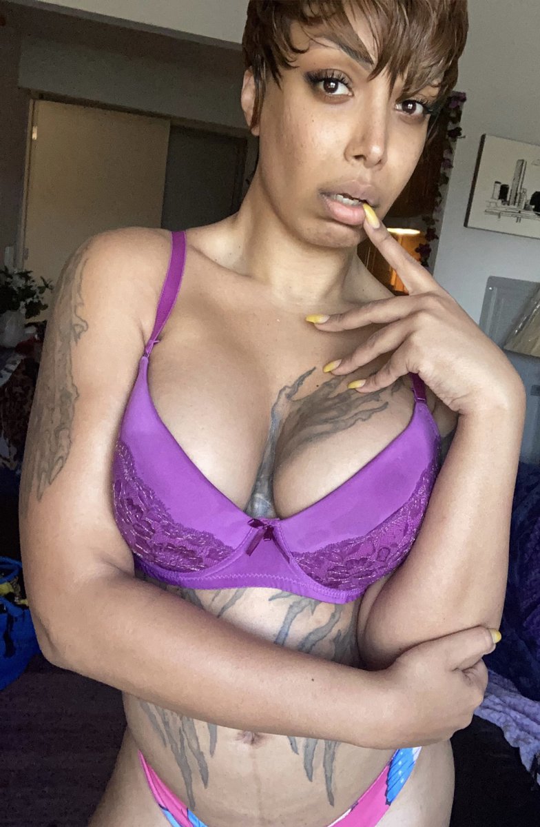 SheStaysWetOF's tweet photo. Happy Monday! #MondayMotivation #MondayMood #newday #PositiveVibesOnly #lingeriefan #purple #pantielover #milf #CougarNation https://t.co/h2RQcgXves