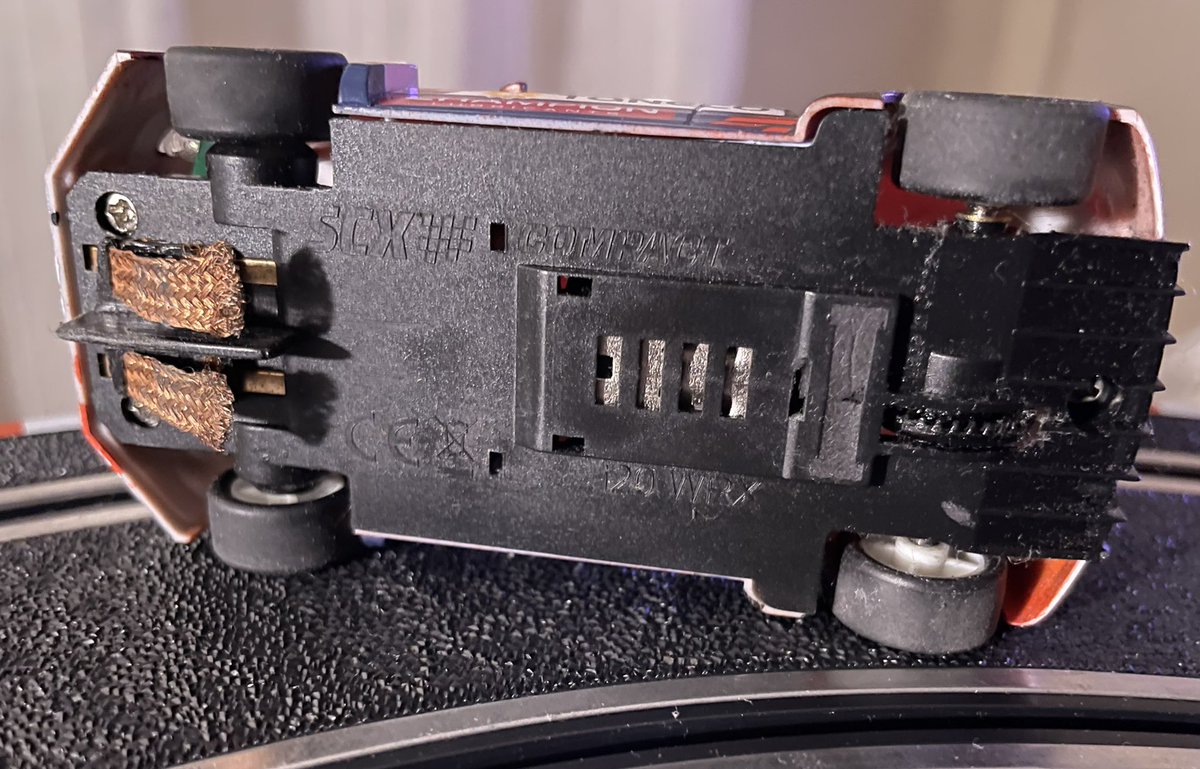 Hyundai i20 WRX Escala 1:43 de scalextric compact.  Sin imán y lastrado con 18gr más. Al ser alto se va todavía bastante y se sale, por lo que he de lastrarlo más. Las escobillas así me dan mejor resultado que doble. Opiniones?