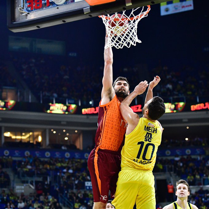 Fenerbahçe Beko-Galatasaray NEF maçından bir pota altı mücadelesi