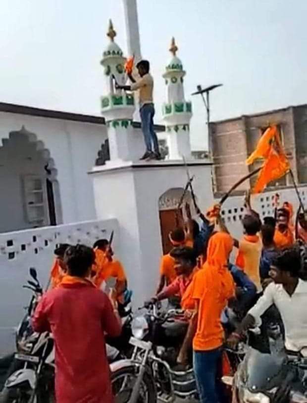MidiyaNazam's tweet photo. हम शिकार भी दंगाइयों के होते हैं !
हमारा नाम भी दंगाइयों में आता है !!

सेकुलर मुल्क का सेकुलर कानून🙂👍 https://t.co/fkAY7WiE89