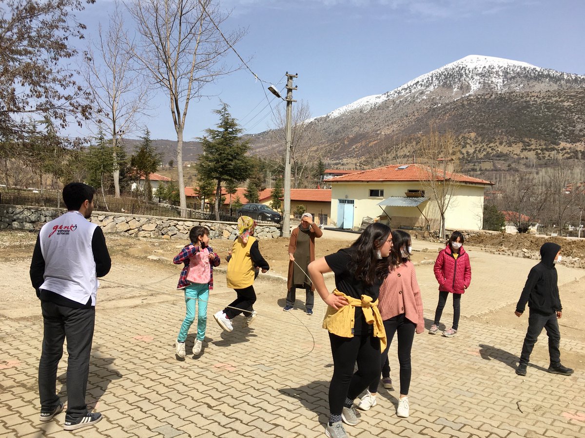 MarmaraGencyyd's tweet photo. Yine havanın güzel ve güneşli olmasını fırsat bilerek miniklerimizle bahçede hep beraber oyunlar oynadık; yakartop, mendil kapmaca, futbol, basketbol, ip atlama... ⚽️ https://t.co/gMMVWPi5af