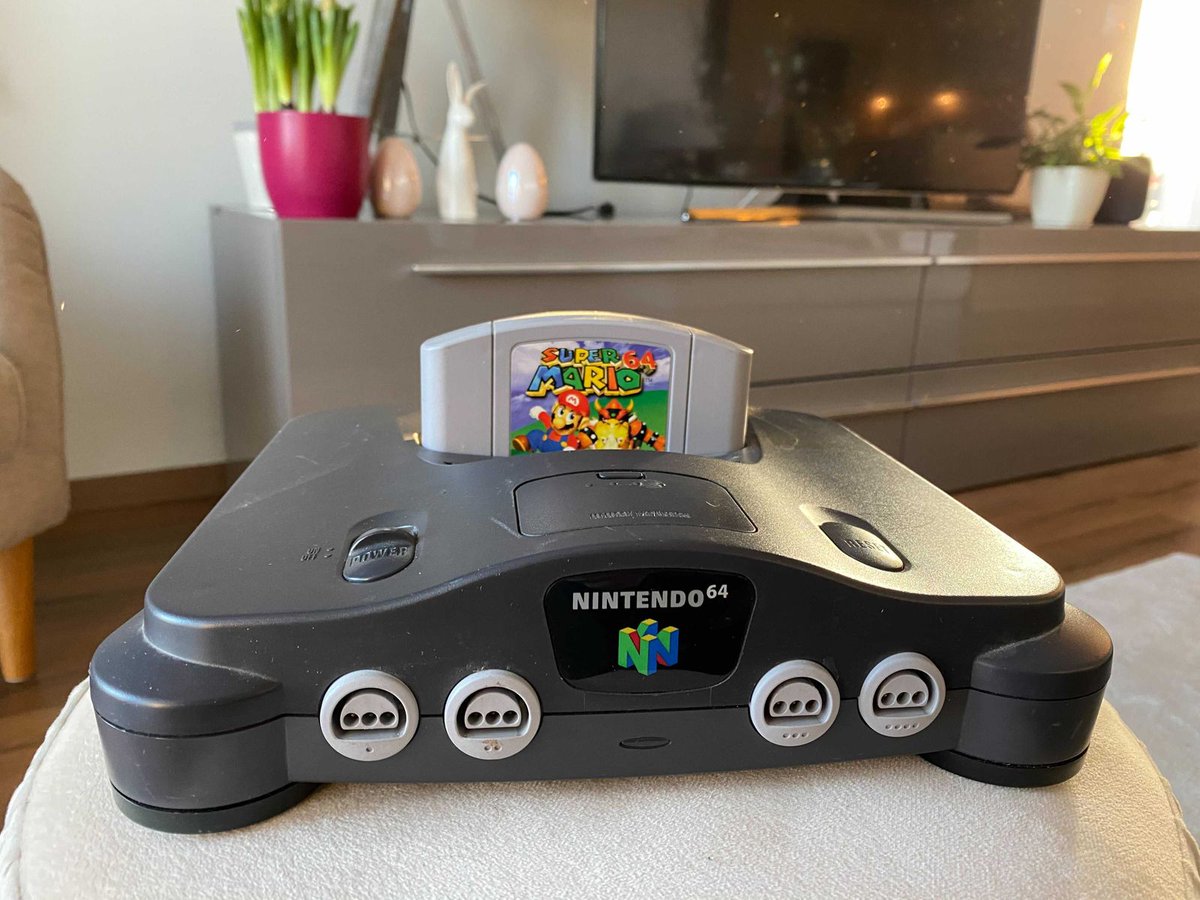 SwishAndy's tweet photo. Musste grad an meine Kindheit zurück denken und wie viel Zeit ich mit der N64 verbracht habe 😂 Hattet ihr auch eine? Was war euer absolut liebstes Spiel?

#NINTENDO64 #vintage #erinnerungen #kindheit #gameplay #altezeiten https://t.co/e0rJfskb4k