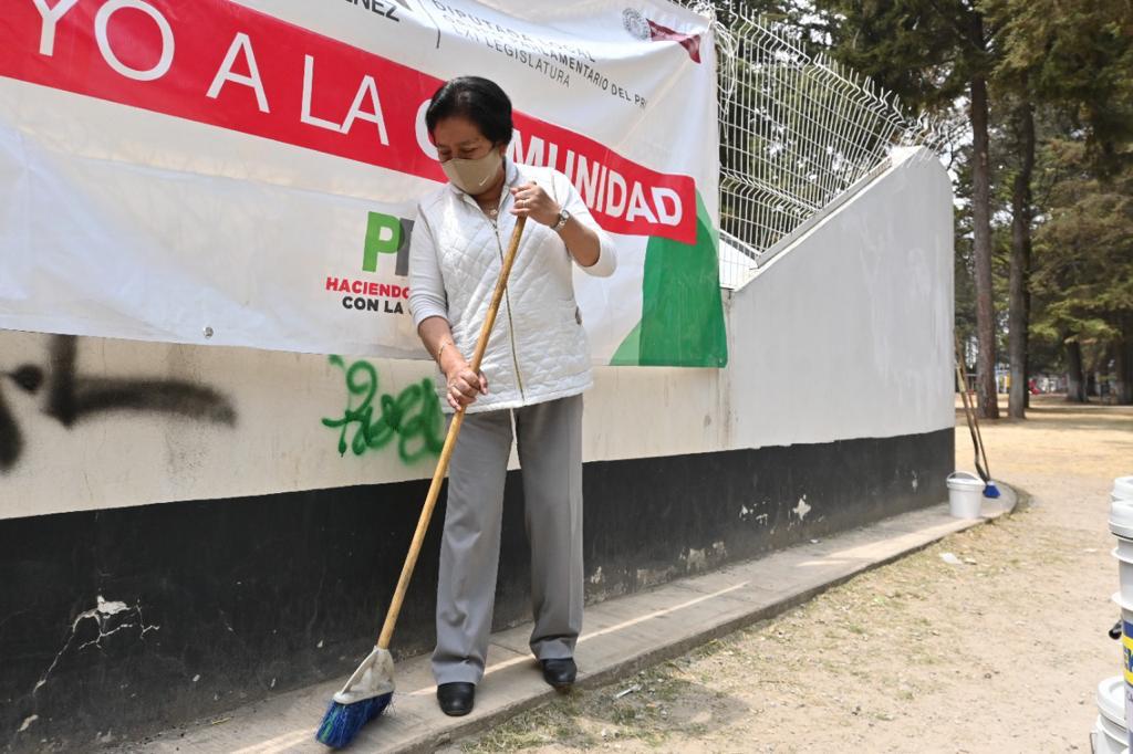evelyn_osornio_'s tweet photo. 🌳🙌 Agradezco a las y los vecinos de la Colonia #DelParque, quienes me permitieron entregarles material para dar mantenimiento al parque #18DeMarzo de nuestra #Toluca.

#EvelynContigo https://t.co/cSxQPIdXRA