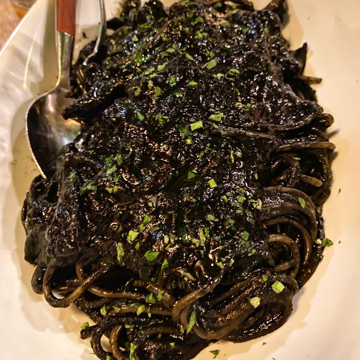lsuarezdelezo's tweet photo. Qué divertido es #Xemei en #Barcelona. Siempre a reventar y con platos ricos.
Especialmente, la ventresca de atún de #Frime y, como no podía ser de otra manera, uno de mis platos de pasta preferidos - Spaghetti al Nero di Seppia https://t.co/KPOyRp1MPU