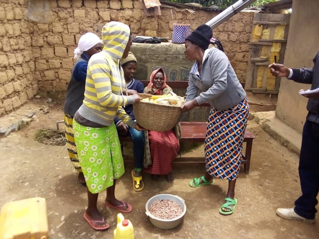 NYC_Nyamagabe2's tweet photo. #MUKANYARWAYA_Patricie ni umuturage warokotse jenoside yakorewe abatutsi muri Mata 1994, akaba atuye mu murenge wa Gatare yasuwe na @NYC_Nyamagabe2 baramuganitiza ndetse bamuha n'inkunga y'ibiribwa igizwe n'ibishyimbo, ibigori n'amata. #Umukecuru yanezerewe ashima urubyiruko. https://t.co/x5FdZm43RJ