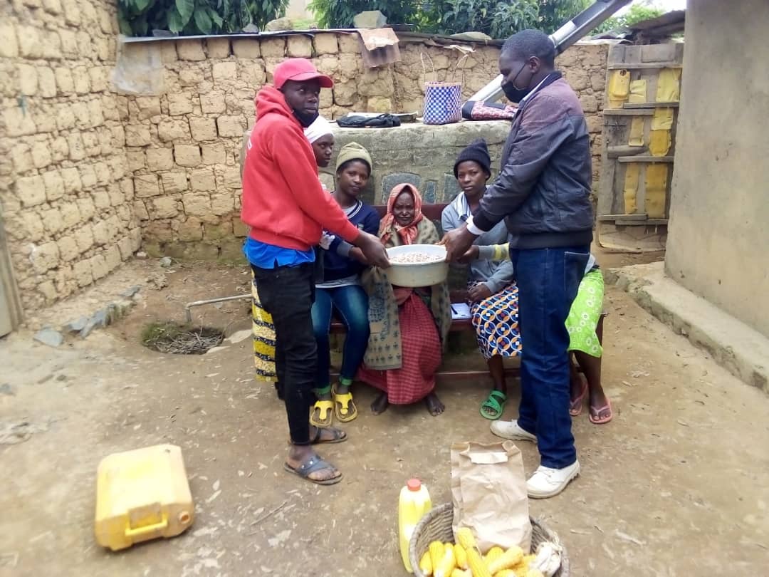 NYC_Nyamagabe2's tweet photo. #MUKANYARWAYA_Patricie ni umuturage warokotse jenoside yakorewe abatutsi muri Mata 1994, akaba atuye mu murenge wa Gatare yasuwe na @NYC_Nyamagabe2 baramuganitiza ndetse bamuha n'inkunga y'ibiribwa igizwe n'ibishyimbo, ibigori n'amata. #Umukecuru yanezerewe ashima urubyiruko. https://t.co/x5FdZm43RJ