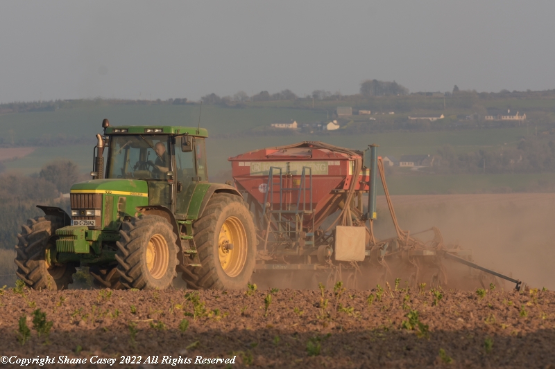 sgcaseyck25's tweet photo. #SpringTillage2022 Taken a few weeks back now and a pure classic in full flow. A @JohnDeere 7810 Tractor with a #Kockerling Ultima seed drill getting a crop of Spring Barley planted https://t.co/hls6112xtD