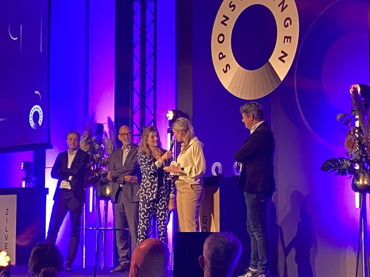 Van harte <a href="/knhb/">Kelly B</a> en <a href="/Rabobank/">Rabobank</a> met de Oevreprijs voor langlopend sponsorship <a href="/ChrisKersbergen/">chris kersbergen</a> <a href="/h_maaike/">Maaike H</a>