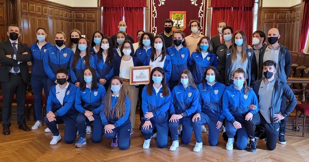 Bizkerreft's tweet photo. El primer equipo femenino del Bizkerre ha recibido hoy el reconocimiento de la alcaldesa de Getxo y de los portavoces de todos los grupos políticos. El Ayuntamiento ha querido así reconocer el éxito de una temporada coronada con el campeonato de liga y el ascenso. https://t.co/ikIU7XmTU8