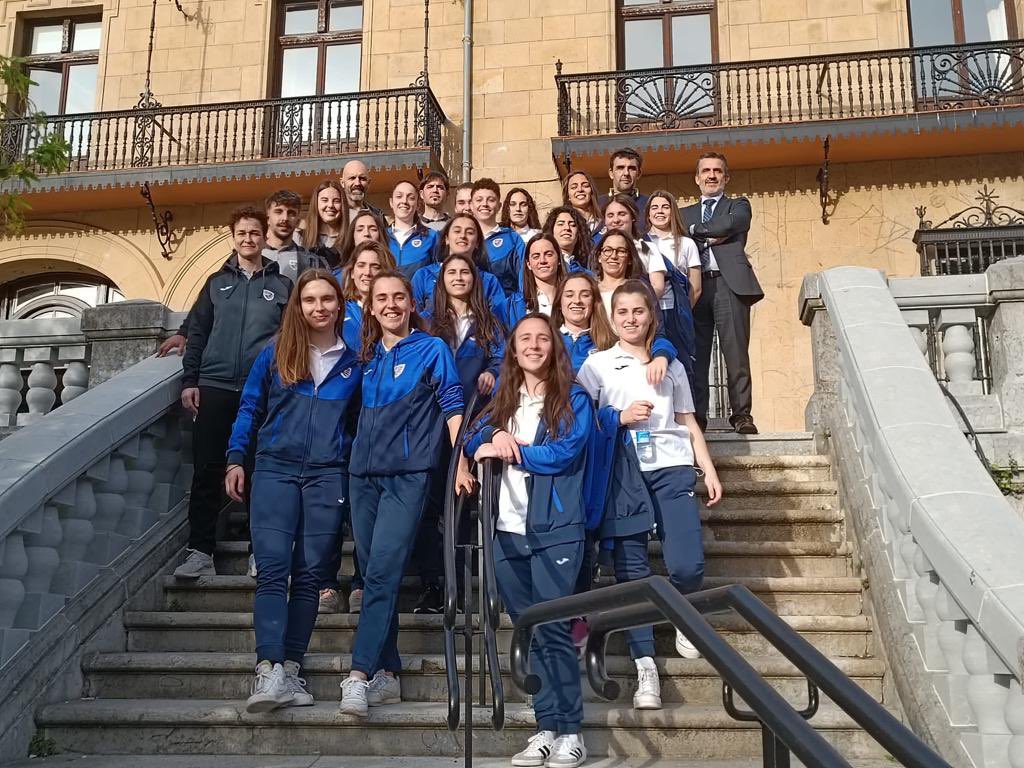 Bizkerreft's tweet photo. El primer equipo femenino del Bizkerre ha recibido hoy el reconocimiento de la alcaldesa de Getxo y de los portavoces de todos los grupos políticos. El Ayuntamiento ha querido así reconocer el éxito de una temporada coronada con el campeonato de liga y el ascenso. https://t.co/ikIU7XmTU8
