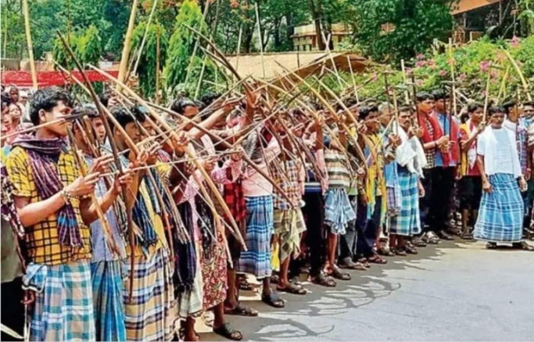 हमारे पूर्वजों ने अनादिकाल से 
आदिवासी संस्कृति की नींव रखी और हम आदिवासी एकमत को मानते हैं भिन्न -भिन्न बोली और पहनावा होने के बाद भी संस्कृति में एकरूपता है और हम सिर्फ मानते हैं तो वो है  
#प्रकृति #जोहार_प्रकृति🌿🌱🍀