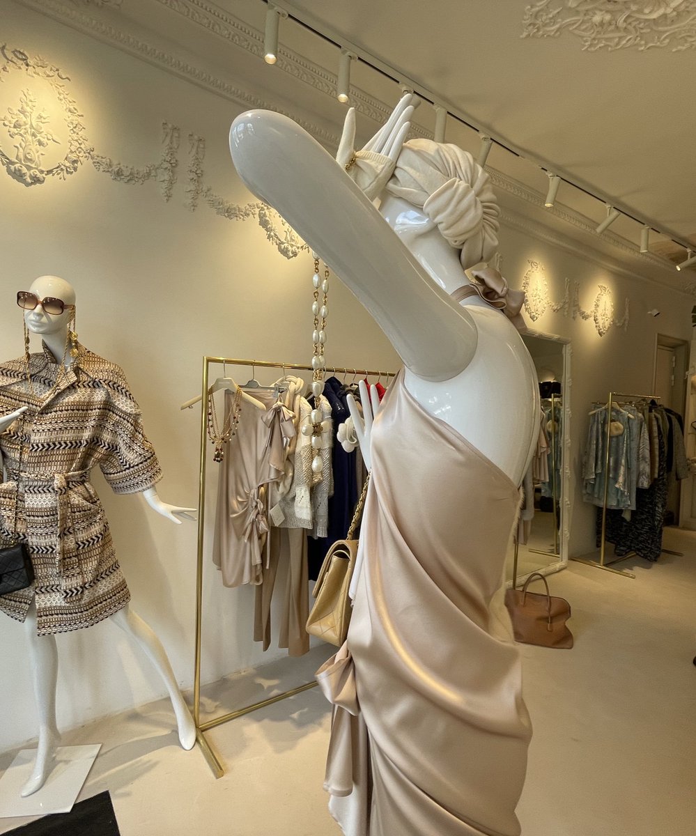 25_janvier's tweet photo. ✨Springtime in Paris, Jardin du Palais-Royal store 41 Galerie de Montpensier 75001 Paris https://t.co/z282ITyK0L