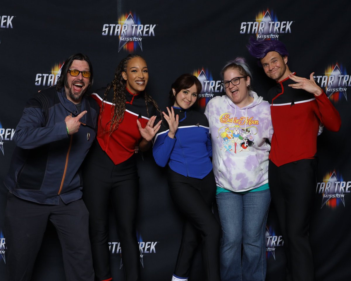 reverendash's tweet photo. @TrekCulture @seanferrick @EditKrisEdit @whatculture Was right behind the Jennifer cosplay! It was a great moment to watch. I even commented freaking Jennifer to Tawny and she said I know RIGHT? https://t.co/IWZnOkFqIQ